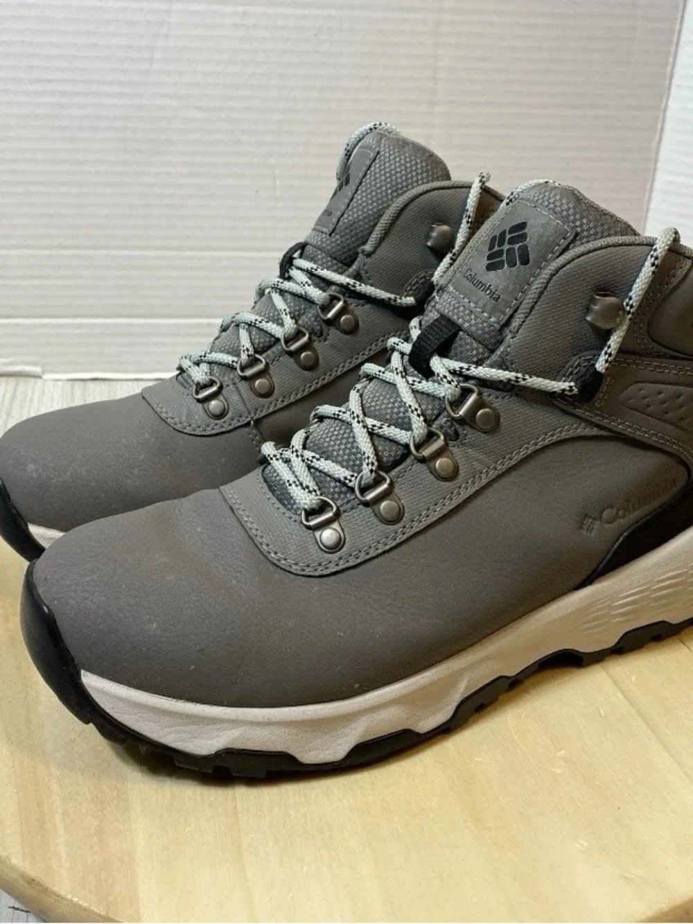 Columbia Newton Ridge Plus Waterproof Hiking Boots Womens Size 8 Gray Omni Tech